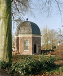 801135 Gezicht op de theekoepel van de voormalige buitenplaats Roosendaal aan de Vecht (Vechtdijk 151) te Utrecht.